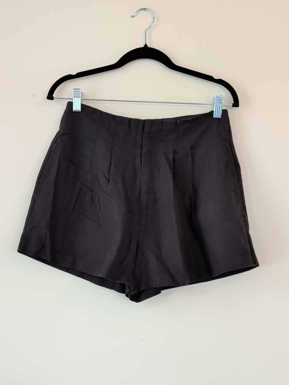 Doen Black Pleated High-Waist Tailored Shorts